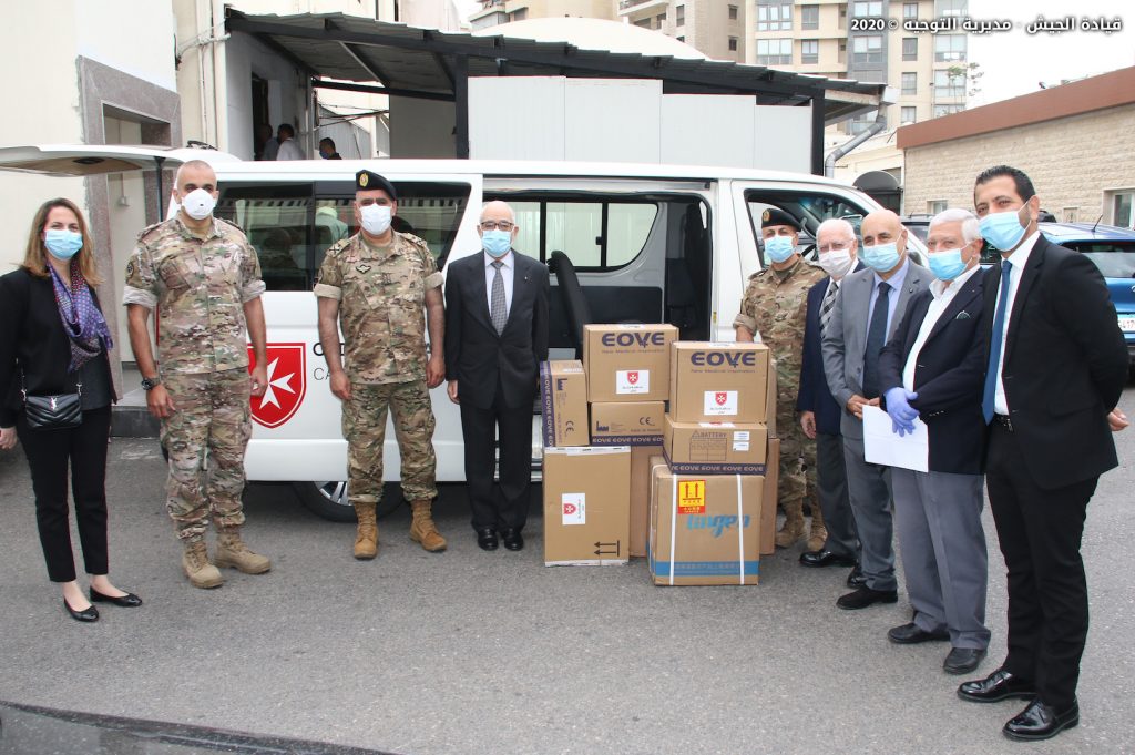 L’ALCM remettant le matériel médical aux services de santé de l’armée libanaise